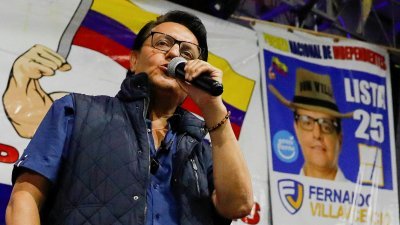 厄瓜多尔反腐败总统候选人比利亚维森西奥，8月9日在首都基多举行的竞选集会上发表讲话，随后在离开活动现场时便遭遇刺杀。（路透社档案照）