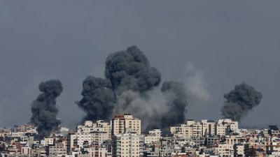 以色列周六反击哈马斯的突袭，轰炸哈马斯控制的加沙地带，当地冒出滚滚黑烟。（图取自路透社）