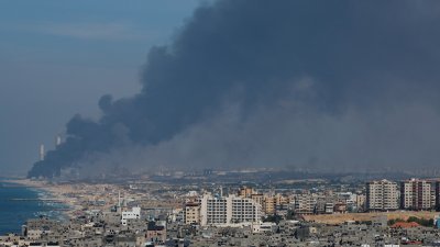 哈马斯向以色列发动火箭弹袭击，同时武装分子也渗透到以色列南部地区。在加沙地带，可以看到以色列一侧升起浓烟。（图取自路透社）