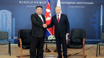 朝鲜最高领导人金正恩（左）与俄罗斯总统普京，9月13日在远东阿穆尔州的东方航天发射场会晤。（图取自朝中社/路透社）