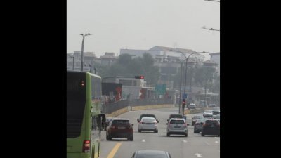 新加坡周六的烟霾情况恶化，东部和中部的空气污染指数均属于不健康水平。
