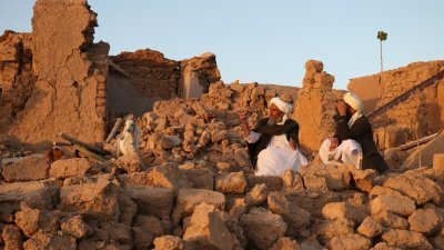 阿富汗赫拉特省居民当地时间周六，坐在地震后受损的房子废墟上。（图取自法新社）