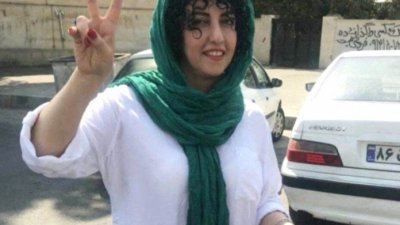 伊朗人权斗士穆罕默迪日前在伊朗不知名地点伸出胜利手势。（图取自穆罕默迪家人/WANA/路透社）