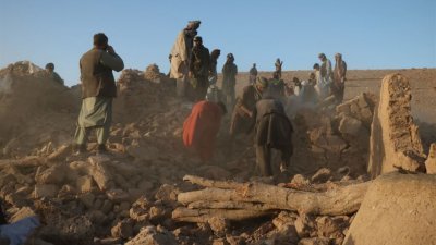 阿富汗西部赫拉特省发生强烈地震，大量房屋遭震垮损毁，居民在清理废墟。（图取自法新社）