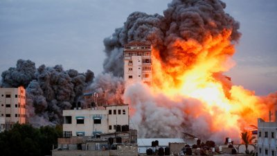 以色列反击，加沙地带加沙市的遭炮击。（图取自路透社）