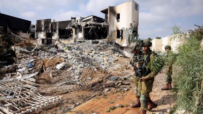 哈马斯大规模突袭以色列，图为以色列士兵巡逻当地一间被哈马斯武装分子大规模渗透后被毁的警察局。（图取自路透社）