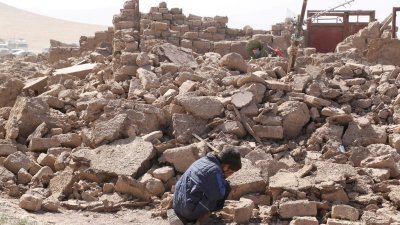 阿富汗赫拉特省津达詹地区发生毁灭性地震后，一个男孩当地时间周日在废墟旁哭泣。（图取自路透社）