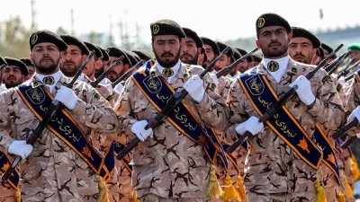 伊朗伊斯兰革命卫队成员在年度军事游行上步操游行。（法新社档案照）