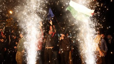 哈马斯在上周六从海陆空突袭以色列后，伊朗人参加在伊朗首都德黑兰举行的庆祝和声援集会。伊朗最高精神领袖哈梅内伊的高级顾问形容，这是“值得骄傲的行动”。（图取自法新社）