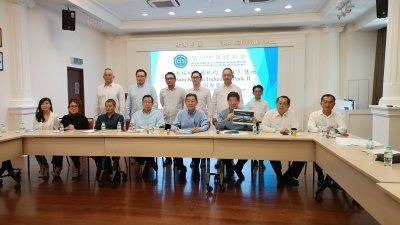 槟州中华总商会在10月3日召开记者会，要求槟州发展机构交代峇都交湾卖地的来龙去脉。