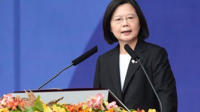 台湾总统蔡英文周二在总统府前举行的双十节庆典上，发表主题演讲。（图取自法新社）
