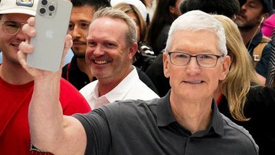 美国苹果公司首席执行员库克9月12日在苹果发布会上，展示新的iPhone 15 Pro。（路透社档案照）