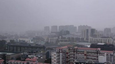 新加坡环境局预测，周二出现雷阵雨，以及苏门答腊火点大幅减少，预计跨境烟霾笼罩的可能性低。