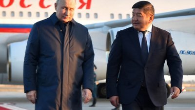 俄罗斯总统普京（左）周四在抵达比什凯克玛纳斯国际机场时，获得吉尔吉斯内阁主席扎帕罗夫迎接。（图取自法新社/吉尔吉斯部长内阁）