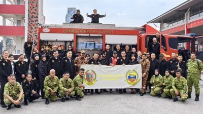 吉隆坡联邦直辖区志愿警卫团俱乐部到吉隆坡消拯局总部，接受消防与拯救的基本课程。