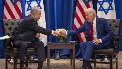 以色列总理内塔尼亚胡（左）和美国总统拜登，9月20日在美国纽约会面期间握手。（法新社档案照）