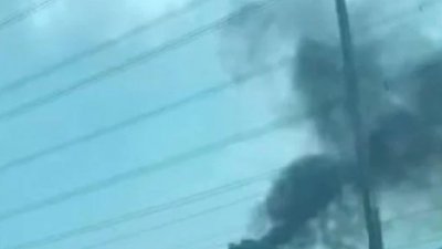 巴西古当一家工厂冒出浓烟，引起附近民众担忧。（图截取自大都会日报）