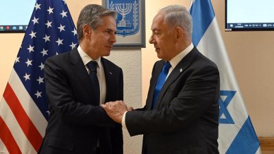 美国国务卿布林肯（左）和以色列总理内塔尼亚胡，当地时间周四在以色列特拉维夫会晤后，在联合新闻发布会上握手。（图取自以色列总理内塔尼亚胡社交媒体X）