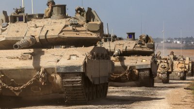 以色列坦克和军车，在以色列南部与加沙地带的边境附近驻扎。（图取自路透社）