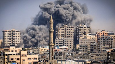 加沙城持续遭以色列空袭，浓烟滚滚。（图取自法新社）