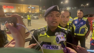 新山南警区主任拉勿证实，新山谷中城广场接获炸弹威胁。