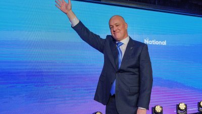 有望成为纽西兰下一任总理的国家党领袖拉克森，周六在奥克兰举行的党内活动中，向支持者挥手致意。（图取自法新社）
