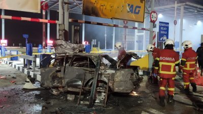 丰田轿车已被大火吞噬后，消拯员从车内移出死者遗体。（图由消拯局提供）
