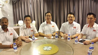 刘华才（左3）连同中央理事代表与甲州理事交流，左起为巴拉维斯瓦南、胡栋强、颜炳南和罗家荣。