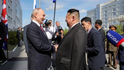 俄罗斯总统普京（左）和朝鲜最高领导人金正恩，9月13日在俄罗斯阿穆尔州东方机场会面。（图取自朝中社/路透社）