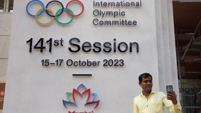 印度孟买当地时间周六晚举行第141届国际奥委会（IOC）全会开幕式，出席人员包括国际奥委会主席巴赫等近百位国际奥委会委员。（图取自路透社）