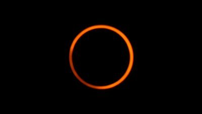 哥伦比亚内瓦当地时间周六观测到的“火环”日食。（图取自路透社）