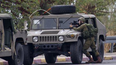 自从哈马斯上周末对以色列发动突袭以来，以色列一直对其北部边界保持高度戒备，图为周二以色列士兵在赫尔蒙山的军事基地哈尔多夫附近就位。（图取自法新社）