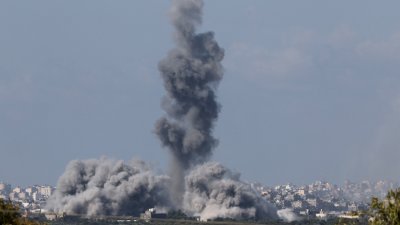 图为周日以色列轰炸加沙地带北部后，浓烟滚滚。（图取自法新社）