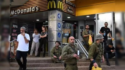 在以巴爆发新一轮冲突之际，以色列麦当劳宣布将捐赠免费餐点给以色列国防军等机构。（图：社交平台X）