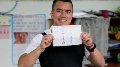 厄瓜多尔总统候选人诺沃亚，当地时间周日在厄瓜多尔圣埃伦娜的投票站展示选票。（图取自路透社）