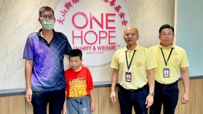 父亲黄志雄（左）恳求大众捐款，让儿子文庆顺利进行手术，右2为蔡瑞豪。