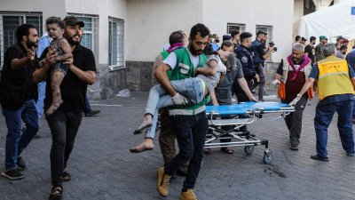 在以色列空袭中受伤的巴勒斯坦儿童，被紧急送往加沙市医院医治。（图取自法新社）
