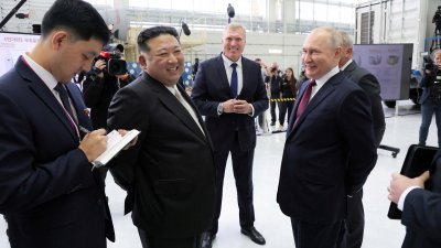 俄罗斯总统普京（右）9月13日在东方航天发射场与金正恩会晤。（图取自朝中社/路透社）