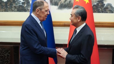 中国外长王毅（右）周一上午在北京会见俄罗斯外长拉夫罗夫，为中俄双方领导人会唔预热。（图取自俄罗斯外交部/路透社）