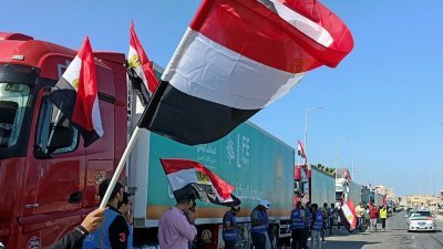 以色列和哈马斯的冲突持续，在加沙与埃及边界接壤的拉法口岸，载著埃及非政府组织救援物资的货车等待入关的协议达成。（图取自路透社）