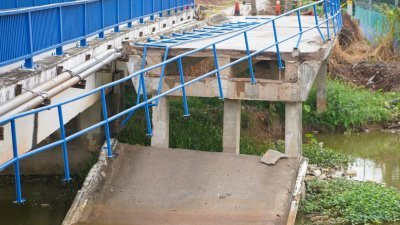 启用已有25年之久的士杜朗达因桥忽然坍塌，让浮罗加冬、士杜朗达因以及武吉南眉一带的居民受到影响。