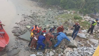 搜救队将其中一名遇难者的遗体打捞上岸，并交由警方处理。（图由消拯局提供）