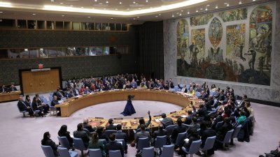 联合国安全理事会当地时间周一，在美国纽约联合国总部就俄罗斯提出的一项决议草案进行表决。（图取自路透社）