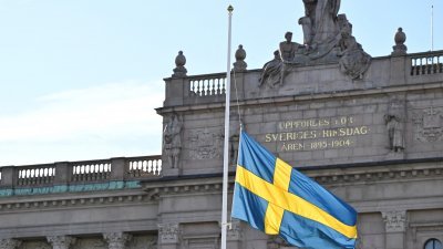 位于瑞典首都斯德哥尔摩的瑞典议会周二降半旗，以悼念在布鲁塞尔袭击事件中遇难的2名瑞典人。（图取自瑞典TT通讯社/路透社）