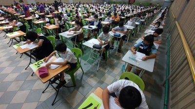 750名新生分别参加韩江中学“2024年度新生入学考试”，以便能够成为“韩江人”。