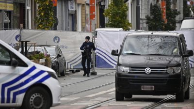 比利时警方周二在斯哈尔贝克在一家咖啡厅，开枪击毙前一天杀害2名瑞典的枪手。警方事后将现场围起，展开调查。（图取自法新社）