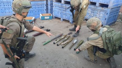 以色列国防军发布从哈马斯手中缴获的武器的照片​​中，最左边带有红色边框的物件，据信是朝鲜制造的F-7火箭。（图取自网络）