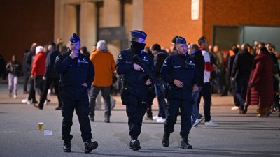 比利时警方在球迷离开体育馆时巡逻。由于涉案枪手仍在逃，比利时政府宣布，布鲁塞尔首都区进入最高警戒等级(4级)，政府提醒民众提高警惕，避免不必要的出行。（图取自法新社）