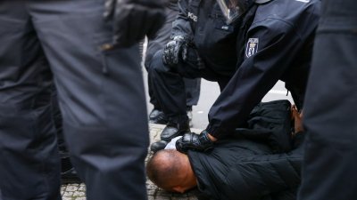 德国警方周日在柏林的一场示威活动上，扣押一名亲巴勒斯坦的男子。（图取自路透社）