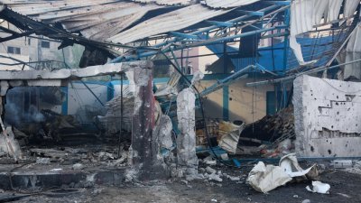 以军在周一持续空袭加沙，据报是联合国近东巴勒斯坦难民救济和工程处的粮食援助仓库和配送中心遭到破坏。（图取自法新社）
